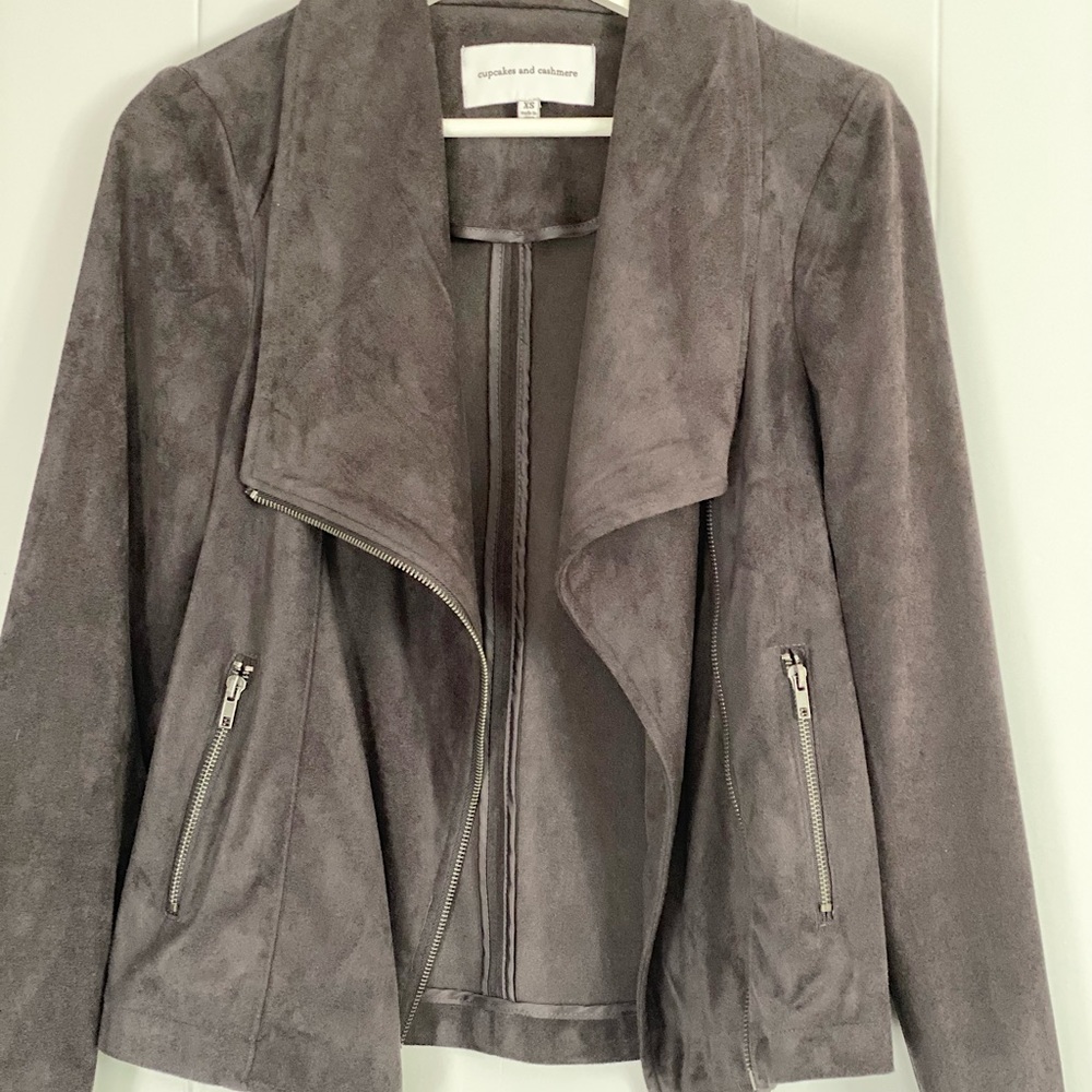 CUPCAKES  AND CASHMERE GRAY FAUX SUEDE MOTO JACKET
